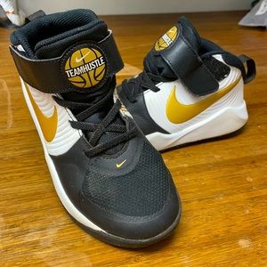 COPY - Boys' Nike Big Kid Team Hustle D9 Basketball Shoes Black/White/Gold Size…